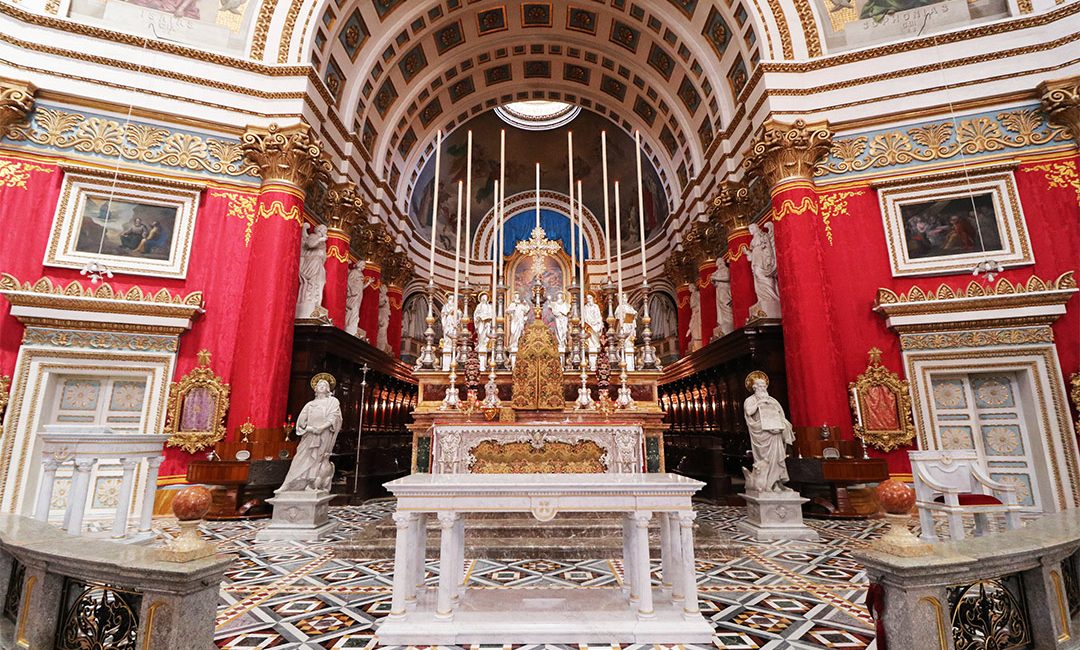 Arte sacra: Realizzati Altare, Ambone e Sedia in marmo pregiato a Malta