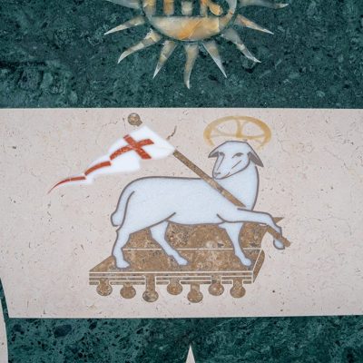 Dettaglio intarsio stemma in pietra Vescovo