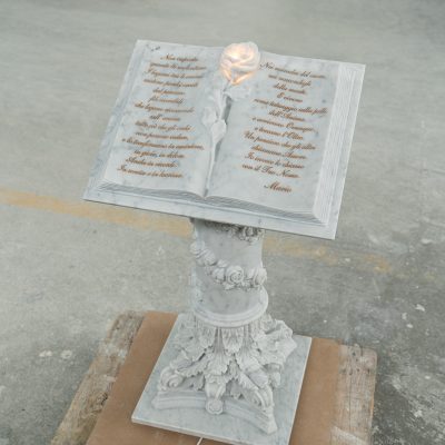 Altarino in pietra con capitello e mezza colonna, personalizzati con rose scolpite